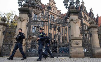 Tres policías abandonan el palacio real de Dresde, el pasado 27 de noviembre.