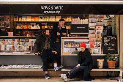 Pablo Pardo (sentado), Gautier Robial y Yaël Hupert, el equipo de News & Coffee, en su quiosco ubicado en el número 17 del paseo de Sant Joan, en Barcelona.