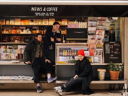 Pablo Pardo (sentado), Gautier Robial y Yaël Hupert, el equipo de News & Coffee, en su quiosco ubicado en el número 17 del paseo de Sant Joan, en Barcelona.