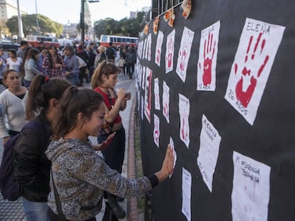 Homenagem às vítimas da violência de gênero.