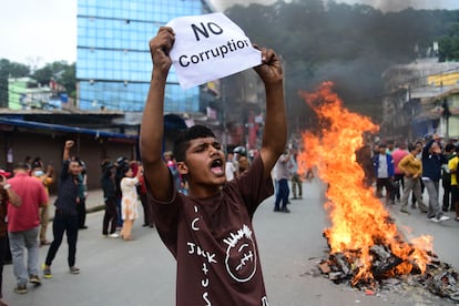 Un manifestante sostiene una señal contra la corrupción durante la protesta en Kamandú (Nepal), este martes. 
