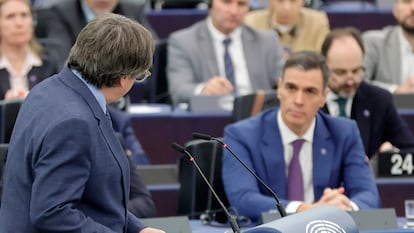 Carles Puigdemont, frente a Pedro Sánchez, durante una intervención en el Parlamento Europeo en Estrasburgo en diciembre.