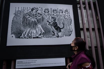 Una mujer observa uno de los carteles que integran la muestra. 