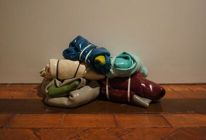 'Penta Pack', de Guillermo Mora (2012). 250 kg. de pintura acrílica sujetos por gomas.