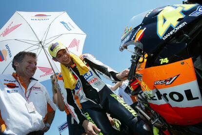 2003. Valentino Rossi sonríe junto a Jeremy Burgess, contemplando la Honda RC211V. Juntos lograron los dos primeros títulos de la era MotoGP.