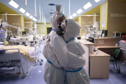 Personal sanitario del pabellón para enfermos de covid-19 celebra el Año Nuevo en el hospital Umberto I de Roma (Italia).