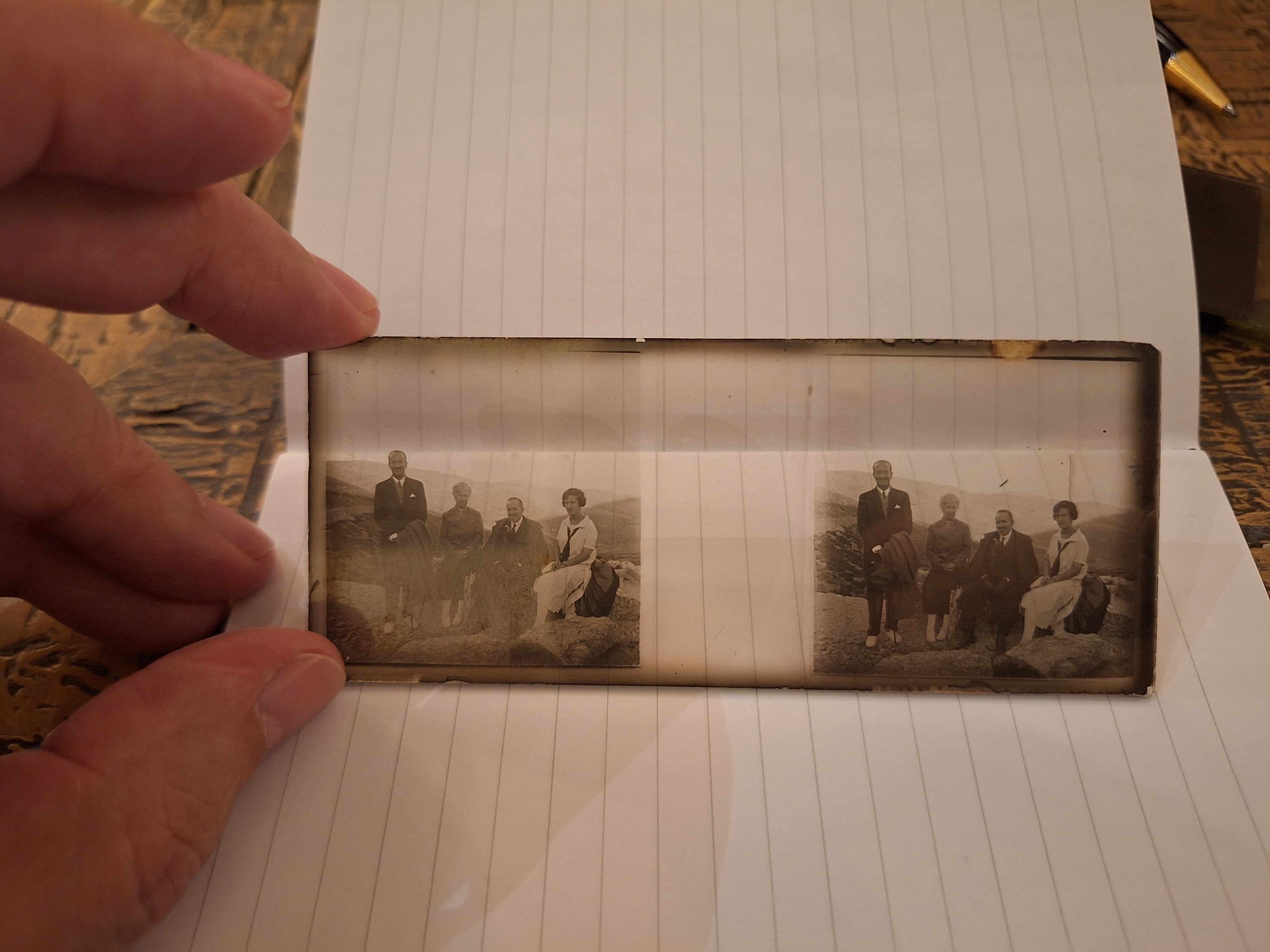 Fotografía estereoscópica en la que se ve a Aleixandre (primero por la izquierda) con varios  familiares.