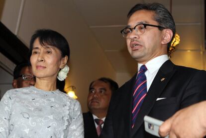 Aung San Suu Kyi, ayer en su casa de Yangon con el ministro indonesio de Exteriores.