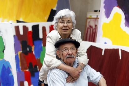 Agustín y Mari Luz Ibarrola, en el estudio de su casa del valle de Oma.