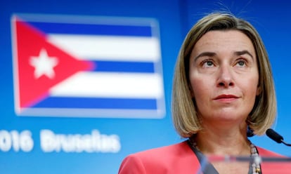 Federica Mogherini em entrevista coletiva com o ministro das Relações Exteriores de Cuba, Bruno Rodríguez, em Bruxelas, em 2016.