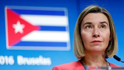 Federica Mogherini em entrevista coletiva com o ministro das Relações Exteriores de Cuba, Bruno Rodríguez, em Bruxelas, em 2016.