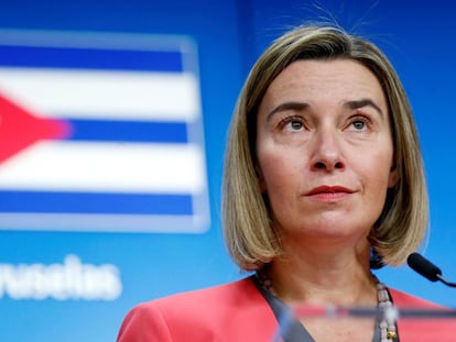 Federica Mogherini em entrevista coletiva com o ministro das Relações Exteriores de Cuba, Bruno Rodríguez, em Bruxelas, em 2016.