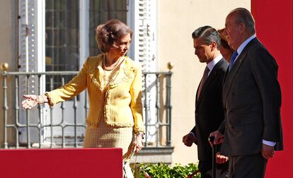 Tras este recibimiento oficial en el Palacio de El Pardo donde Peña Nieto y su esposa residirán durante su visita oficial a España, el mandatario se volverá a reunir con los Reyes en el Palacio de la Zarzuela, donde se les ofrecerá un almuerzo, al que también acudirán don Felipe, futuro rey Felipe VI, y la Princesa de Asturias.