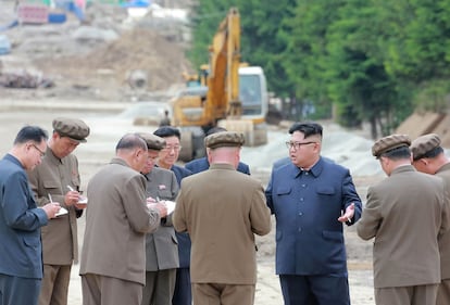 El líder norcoreano Kim Jong-Un inspeccionando un sitio de construcción en el condado de Samjiyon.