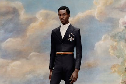 Imagen del catálogo de la exposición 'Superfine: Tailoring Black Style', en el Met de Nueva York, fotografiada por Tyler Mitchell y con traje de Wales Bonner.