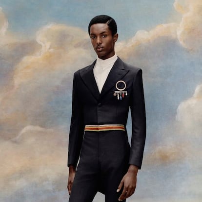 Imagen del catálogo de la exposición 'Superfine: Tailoring Black Style', en el Met de Nueva York, fotografiada por Tyler Mitchell y con traje de Wales Bonner.