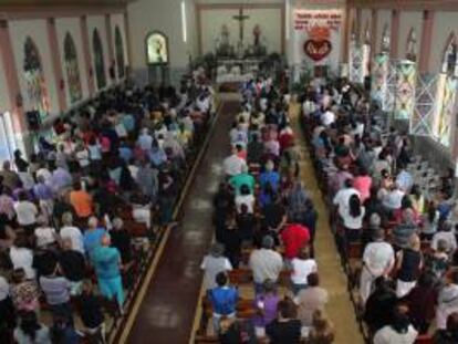 Vista general de un servicio religioso al que asistieron los padres de la joven holandesa Kris Kremers, Mans y Roeli Kremers, en Boquete, en la provincia de Chiriquí, al oeste de Panamá.