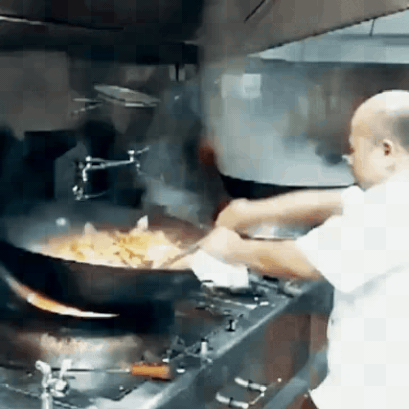 El amigo al que le has dicho que no toque nada en la cocina