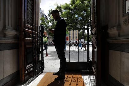 Un investigador privado en un portal de viviendas en Madrid.