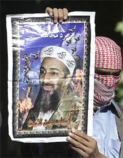 Un manifestante porta una pancarta con la imagen de Bin Laden en Islamabad, capital de Pakistan.