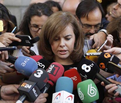 La vicepresidenta del Gobierno, Soraya S&aacute;enz de Santamar&iacute;a, atiende a los medios de comunicaci&oacute;n a su salida del pleno. 