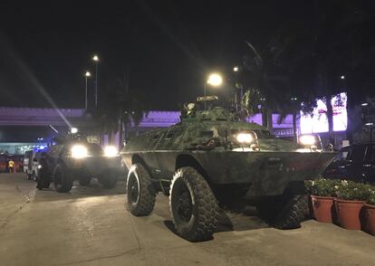 La policía filipina, que ha rodeado el hotel, ha comenzado a evacuar el establecimiento, cercano al aeropuerto de Manila, informan medios locales que recoge la agencia Efe. En la imagen, varios vehículos militares se aproximan al hotel.