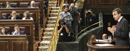 El presidente, José Luis Rodríguez Zapatero, durante el Pleno de ayer en el Congreso.