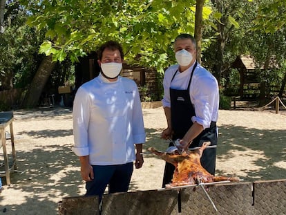 Ricardo Álvarez y Roberto Cabrera, con el asado de cordero estilo Burduntzi.