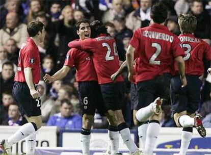 Raúl García celebra con sus compañeros el gol