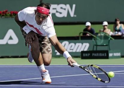 Nadal intenta devolver un golpe de Ljubicic durante la semifinal que perdió en Indian Wells.