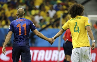 O atacante holandês Arjen Robben e o zagueiro brasileiro David Luiz em momento de confraternização.