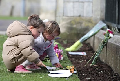 Unas niñas depositan flores en el castillo de Windsor tras la muerte el príncipe Felipe de Edimburgo en Londres (Reino Unido), el 12 de abril.