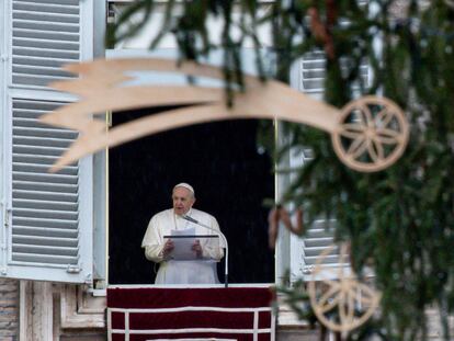 El papa Francisco recita el ángelus el pasado domingo en la plaza de San Pedro en el Vaticano.