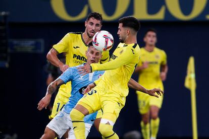 Álex Baena (d) y Alfonso González disputan un balón durante el partido entre el Villarreal y el Celta de Vigo.