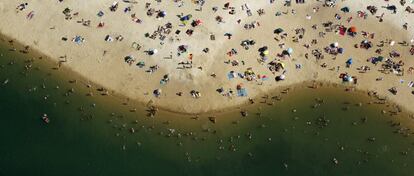 Playistas en el lago Silbersee en Haltern (Alemania) el 1 de junio de 2015.