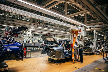 Unos operarios trabajaban el jueves en la planta de Volkswagen en Zwickau.