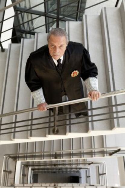 Alfonso Álvarez Gándara, en la escalera de la Audiencia de Vigo.