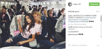 "¡Hagan las paces América, nosotras nos vamos a París!", escribió Taylor Hill en Instagram. La modelo ha compartido una imagen junto a su compañera Rome Estrijd dentro del avión en el que viajaron hasta París.