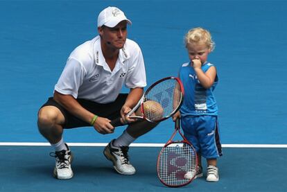 El australiano Lleyton Hewitt bromea en la pista de Melbourne con su hijo durante una exhibición benéfica.