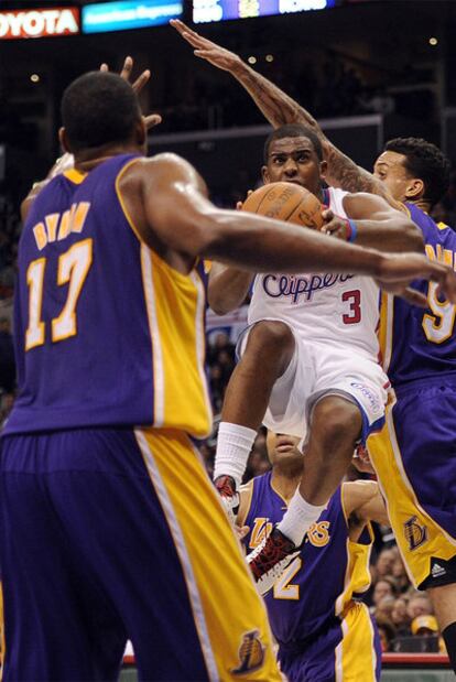 Chris Paul, base de los Clippers, hace una entrada a canasta ante la defensa del pívot de los Lakers, Andrew Bynum.
