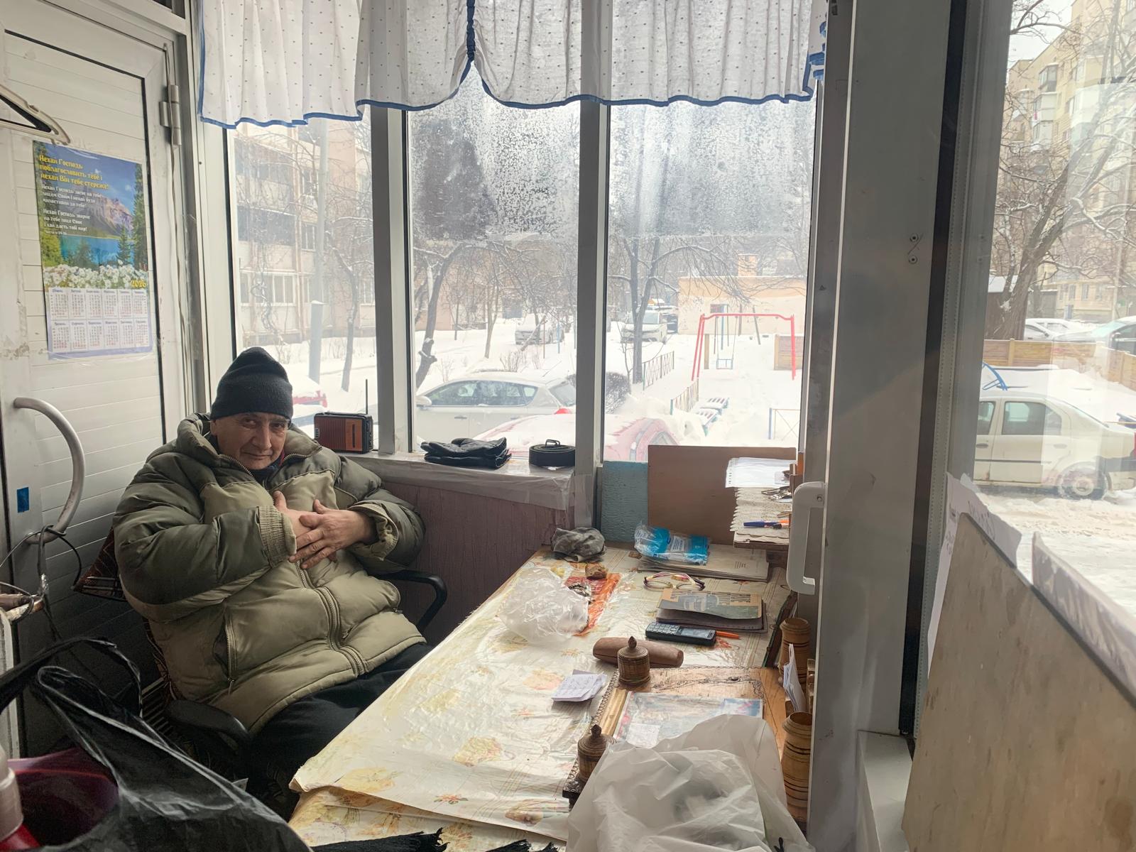 Arkadi, el conserje de este edificio de la calle Valtynska de Kiev.