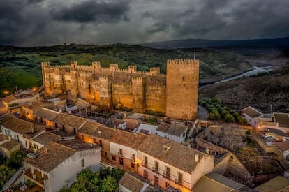 Panorámica de Baños de la Encina y el castillo de Bury Al-Hammam.