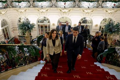 La presidenta de la Comunidad de Madrid, Isabel Díaz Ayuso, junto al presidente de la Generalitat, Carlos Mazón, en un receso de la II Cumbre Empresarial Eje Comunidad de Madrid-Comunidad Valenciana.