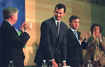 Pat Cox, Ángel Acebes y Ana María Vidal-Abarca aplauden al Príncipe en la apertura del Congreso de Víctimas del Terrorismo.