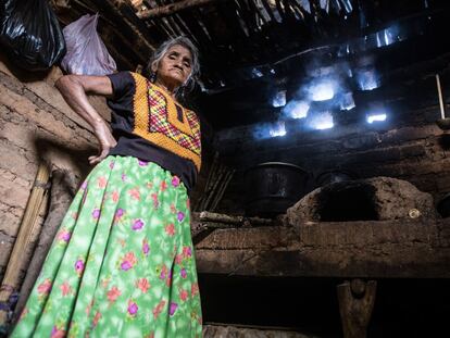 Una mujer en la comunidad de la sierra baja mixe. Este es uno de los poblados más marginados en Oaxaca, y su subsistencia se basa en la producción de frijol, maíz, huevo y pollos, para su propia alimentación.