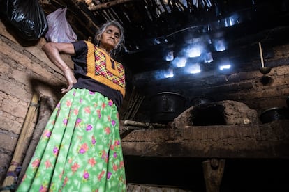 Una mujer en la comunidad de la sierra baja mixe. Este es uno de los poblados más marginados en Oaxaca, y su subsistencia se basa en la producción de frijol, maíz, huevo y pollos, para su propia alimentación.