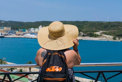 Una turista en el puerto de Mahón (Menorca).