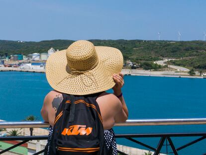 Una turista en el puerto de Mahón (Menorca).