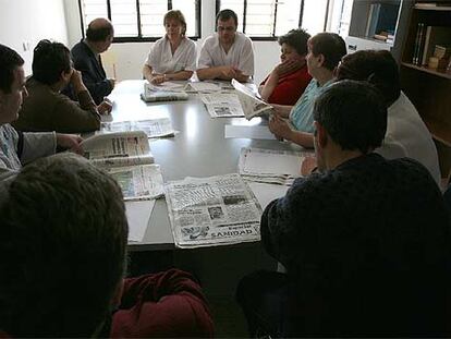 Los pacientes leen la prensa diariamente y preparan la tertulia de actualidad antes de acudir a la televisión local de Plasencia.