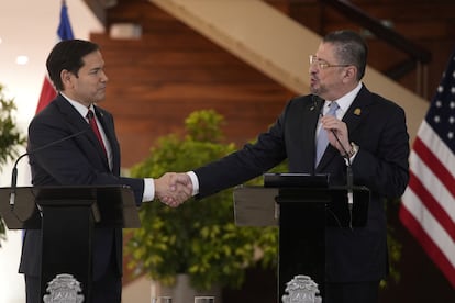 Marco Rubio y Rodrigo Chaves se saludan durante una conferencia de prensa en el Palacio Presidencial de San José.